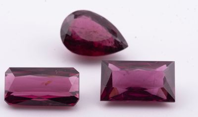 une paire de tourmalines roses sur un fond blanc