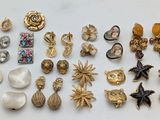 de nombreux types de broches et de boucles d'oreilles sur la table