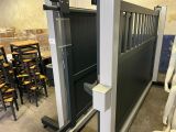 une image représentant un box à chevaux muni d'une porte coulissante