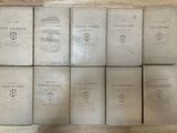 six livres posés sur une table au plateau en bois, devant laquelle se trouvent