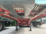 deux camions garés sous un pont