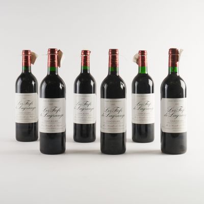 six bouteilles de vin rouge alignées