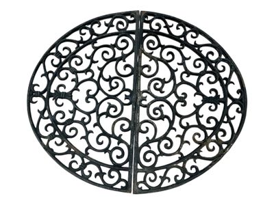 un gros plan d'une plaque de fer circulaire ornée d'un motif