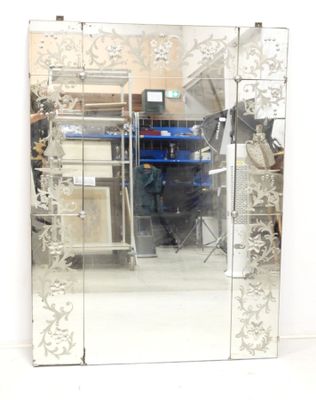 un miroir posé par terre devant un bureau