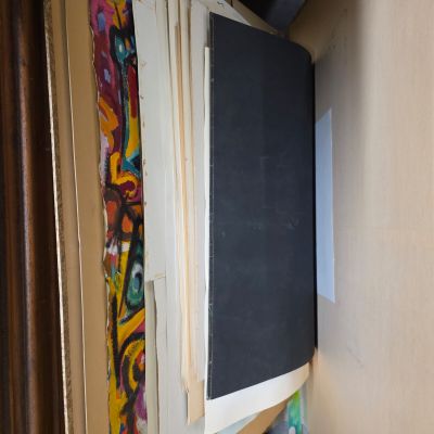 un tableau noir accroché au mur, dans un coin de la pièce