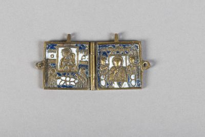 un gros plan sur une paire de pendentifs en or et émail bleu