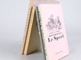 deux livres sont empilés sur une table