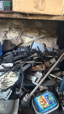 un tas d'objets divers à l'arrière d'un camion