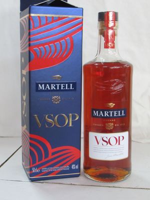 la bouteille de vin est à côté de la boîte sur la table