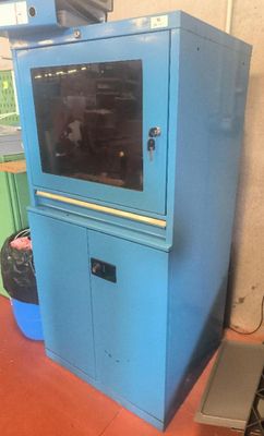 une armoire bleue avec une porte vitrée dans une pièce