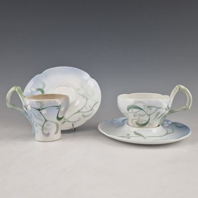 deux tasses et soucoupes, avec une soucoupe et une soucoupe posées sur une table