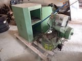 une machine posée sur une palette dans un garage