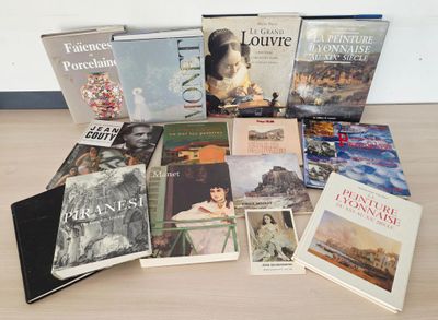 de nombreux livres posés sur une table