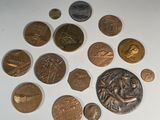 beaucoup de pièces qui sont sur la table