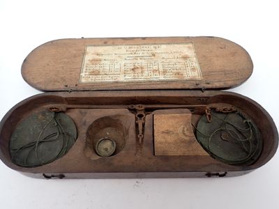 une vieille boîte en bois qui contient une horloge