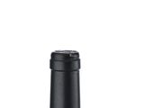 une bouteille de vin posée sur une table
