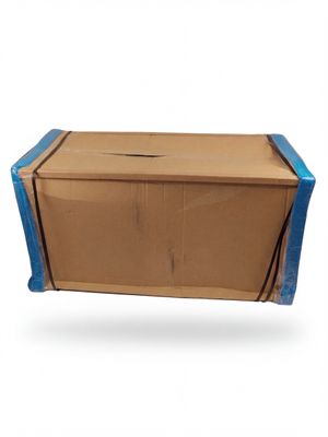 une boîte en carton entourée de ruban adhésif bleu sur fond blanc
