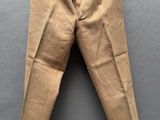 un vieux pantalon suspendu à une corde à linge