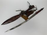 une image représentant un couteau et un porte-couteau posés sur une surface blanche