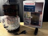 une cafetière et une cuillère posées sur une table