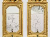 une paire de miroirs à cadre doré ornés de fleurs et d'oiseaux