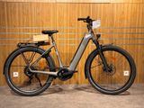 un vélo garé à côté d'un mur en bois