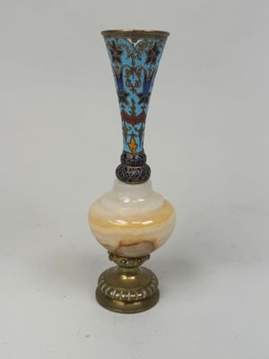 un petit vase orné d'un motif bleu et blanc
