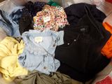 un panier rempli de vêtements posé sur le sol