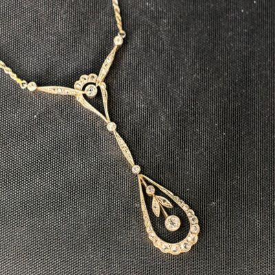 gros plan d'un collier sur un mannequin mannequin