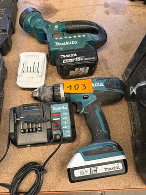 tout un tas d'outils électriques posés sur la table