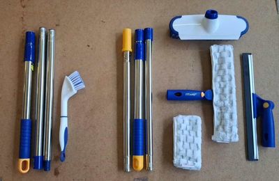 tout un tas de produits d'entretien posés sur la table
