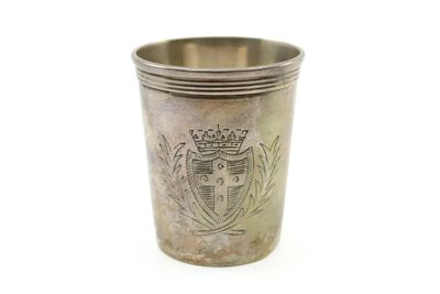 une coupe en argent ornée d'un blason