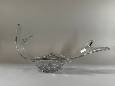 un bol en verre posé sur une table