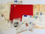 de nombreuses lettres et enveloppes disposées sur la table