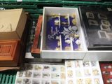 tout un tas d'objets divers dans une boîte posée sur la table