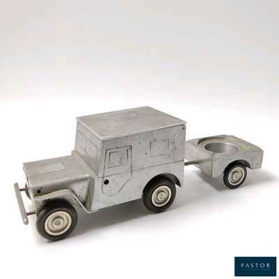 un camion jouet posé sur une surface blanche