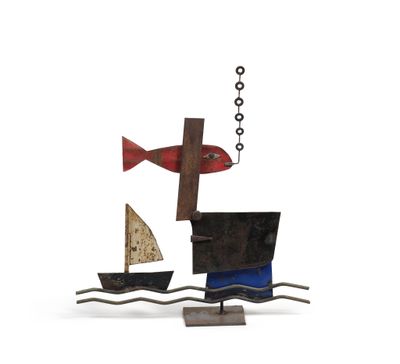 une sculpture métallique représentant un bateau et un poisson sur l'eau