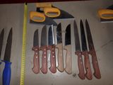 de nombreux types de couteaux différents sur la table