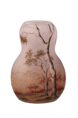 un vase en verre orné d'une peinture représentant des arbres