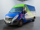 une camionnette bleue et verte garée dans une pièce blanche