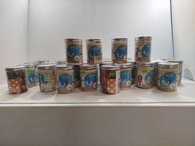 beaucoup de glaces sur une étagère dans une pièce