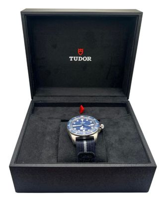 TUDOR - Montre de plongée en titane à finition satinée, boîtier rond a - Photo 1