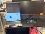 un bureau sur lequel sont posés un ordinateur portable et un écran