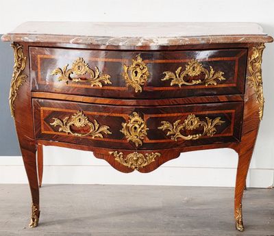 une petite commode avec un plateau en marbre