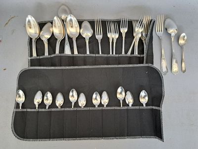 beaucoup de cuillères et de fourchettes dans un coffret noir