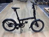 une photo d'un vélo exposé dans un magasin