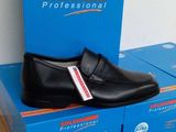 une paire de chaussures noires posée sur une boîte