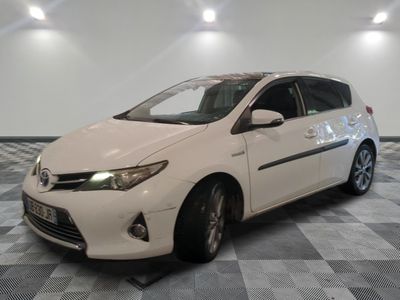 a picture of a white toyota venza parked in a garage