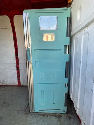 une porte bleue ouverte dans un garage