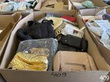 de nombreuses boîtes de vêtements et de sacs dans une pièce